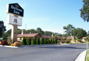 Deluxe Inn - Savannah has Smoking/Balcony rooms