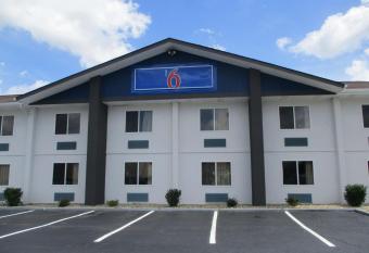 Motel 6 Chattanooga - Airport allows 18 year olds to book a room