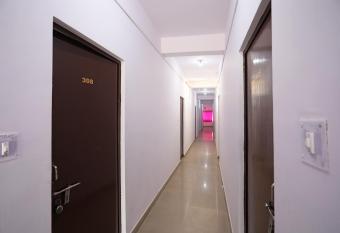 Super OYO Collection O Hotel Aditya Inn allows 18 year olds to book a room