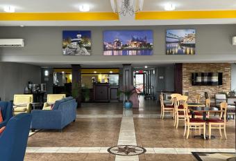 Quality Inn and Suites Chattanooga-East Ridge has rooms with a private hot tub