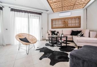 Alpha Estate Olive Grove has rooms with a private hot tub