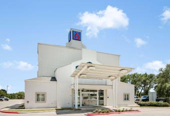 Motel 6 Cedar Park has Smoking rooms