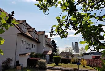 H  tel d Alsace allows 18 year olds to book a room