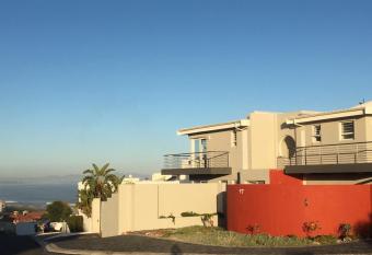 Vermont Hermanus - views, sunny, right on the sea allows 18 year olds to book a room