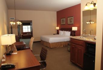 Best Western Plus Appleton Airport/Mall Hotel has rooms with a private hot tub