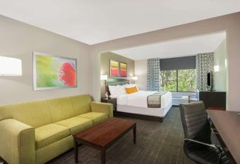 Wingate by Wyndham Columbia allows 18 year olds to book a room