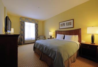 Country Inn & Suites by Radisson, Orangeburg, SC has rooms with a private hot tub