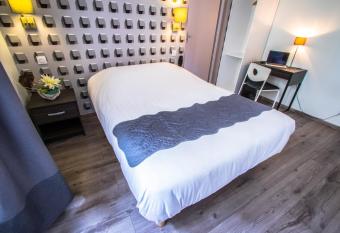 Th    tre H  tel Chamb  ry has Balcony rooms