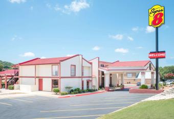 Super 8 by Wyndham Kerrville TX has Smoking rooms