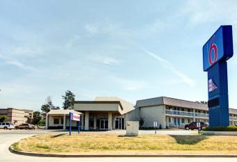 Motel 6 Mount Pleasant Tx has Smoking rooms