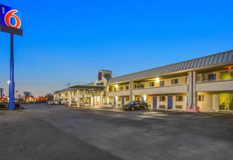 Motel 6-North Ridgeville, Oh - Cleveland Intl Airport - N Ridgeville allows 18 year olds to book a room