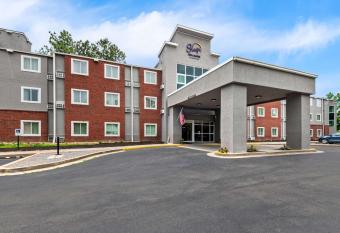 Sleep Inn & Suites Pigeon Forge Downtown allows 18 year olds to book a room