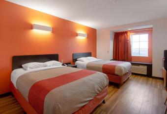 Motel 6 El Paso - Southeast allows 18 year olds to book a room