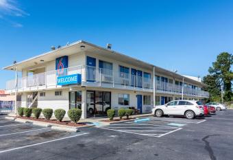 Motel 6 Lumberton has Smoking rooms