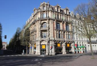 Les Cariatides has Balcony rooms