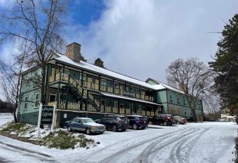 Julian Lodge has Balcony rooms
