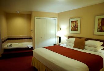 Best Western Grants Pass Inn has rooms with a private hot tub