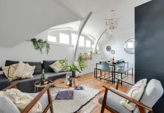 NOCNOC - L Authentique, Grand Place allows 18 year olds to book a room