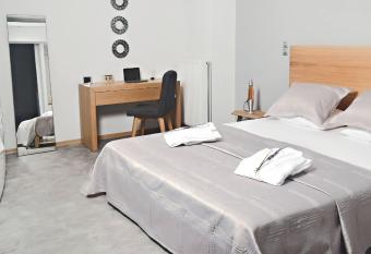 BEAUTIFUL PEOPLE SUITES ATHENS ACROPOLIS VIEW has rooms with a private hot tub