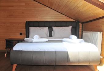 D  LEK SUIT&CAFE has Balcony rooms