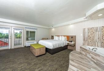 Best Western Plus Apple Valley Lodge Pigeon Forge has rooms with a private hot tub
