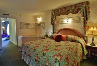 Boardwalk Plaza Hotel has rooms with a private hot tub