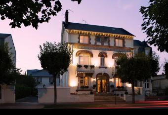 Marie Anne allows 18 year olds to book a room