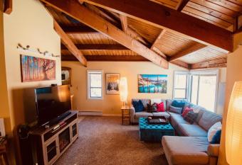 Exposed Beam 3BR Modern Mountain Retreat has Balcony rooms