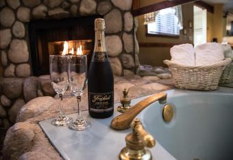 Sleepy Forest Cottages has Balcony rooms