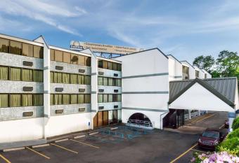 Days Inn by Wyndham Scranton PA allows 18 year olds to book a room