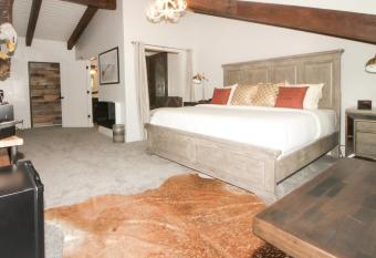 Alaskan Inn and Spa has rooms with a private hot tub