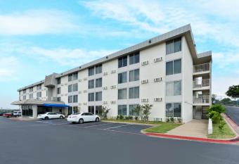 Motel 6 Fort Worth - Downtown East has Smoking rooms