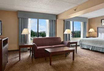 Holiday Inn Express Fayetteville - Fort Bragg By IHG has rooms with a private hot tub
