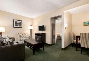 Days Inn by Wyndham Cortez has rooms with a private hot tub