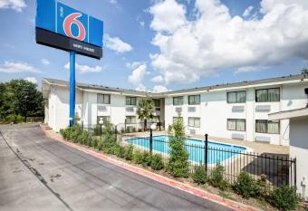 Motel 6 Dallas South has Smoking rooms