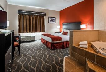 Best Western Inn at Blakeslee-Pocono has rooms with a private hot tub