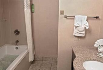 Hampton Inn Sanford has rooms with a private hot tub