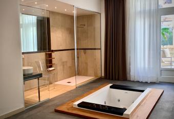 Isabella di Castiglia Apartments has rooms with a private hot tub