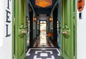 La Maison d   t   allows 18 year olds to book a room