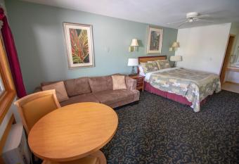 Coachlite Inn has rooms with a private hot tub