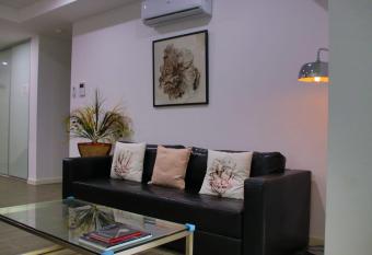 Elegant Design 2 Bed 2 Bath Apartment In Liverpool has Balcony rooms