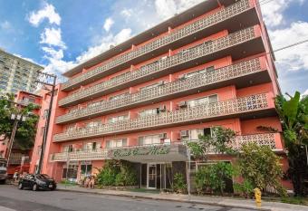 Royal Grove Waikiki allows 18 year olds to book a room