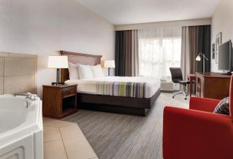 Country Inn & Suites by Radisson, Marinette, WI has rooms with a private hot tub