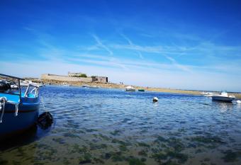 L horizon - Bord de mer allows 18 year olds to book a room