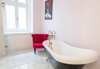 Rooms in a luxury gorgeous newly refurbished apartment - historic centre allows 18 year olds to book a room
