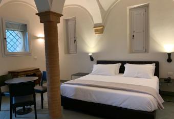 PALAZZO DE  ROSSI HOTEL allows 18 year olds to book a room