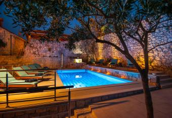 California Apartments 3 allows 18 year olds to book a room