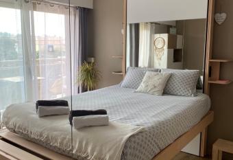 Le Petit mouchoir et son garage allows 18 year olds to book a room