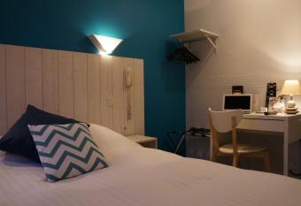 H  tel Le Petit Vatel - Centre ville & Plage allows 18 year olds to book a room