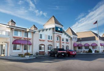 Magnuson Grand Pioneer Inn and Suites has rooms with a private hot tub